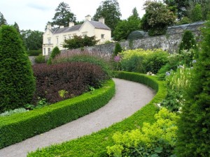 Anglická-záhrada-s-trvalkovými-záhonmi-300x225