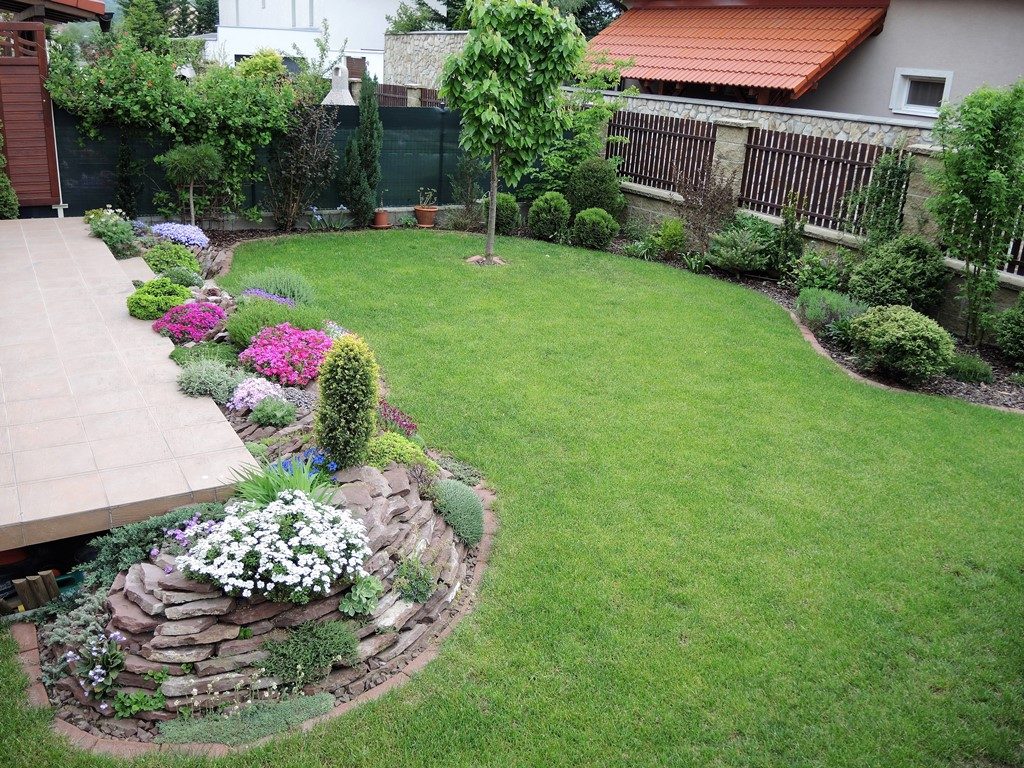 Malá-záhradka-pri-radovom-domčeku-so-zakvitnutou-skalkou-pozdĺž-terasy-1024x768
